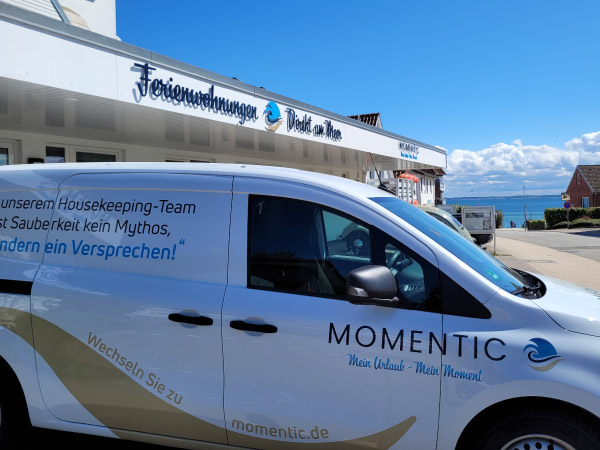 Servicefahrzeug von Momentic vor einer Ferienunterkunft in Sierksdorf an der Ostsee