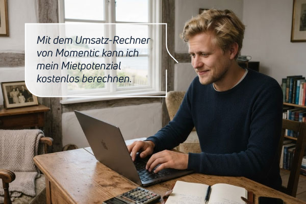 Eigentümer berechnet das Mietpotenzial einer Ferienwohnung an der Lübecker Bucht - Er sitzt am Laptop in der Ferienwohnung seiner Eltern
