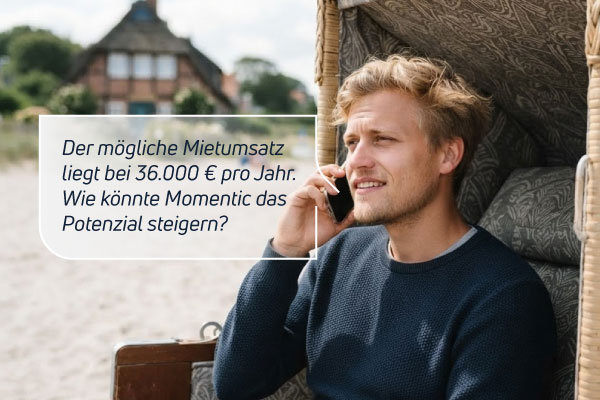 Junger Mann sitzt im Strandkorb und telefoniert - Er fragt, wie Momentic das Mietpotenzial seiner Ferienwohnung noch steigern kann