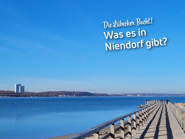 Niendorfer Strandpromenade mit Blick auf die weite blaue Lübecker Bucht an der Ostsee